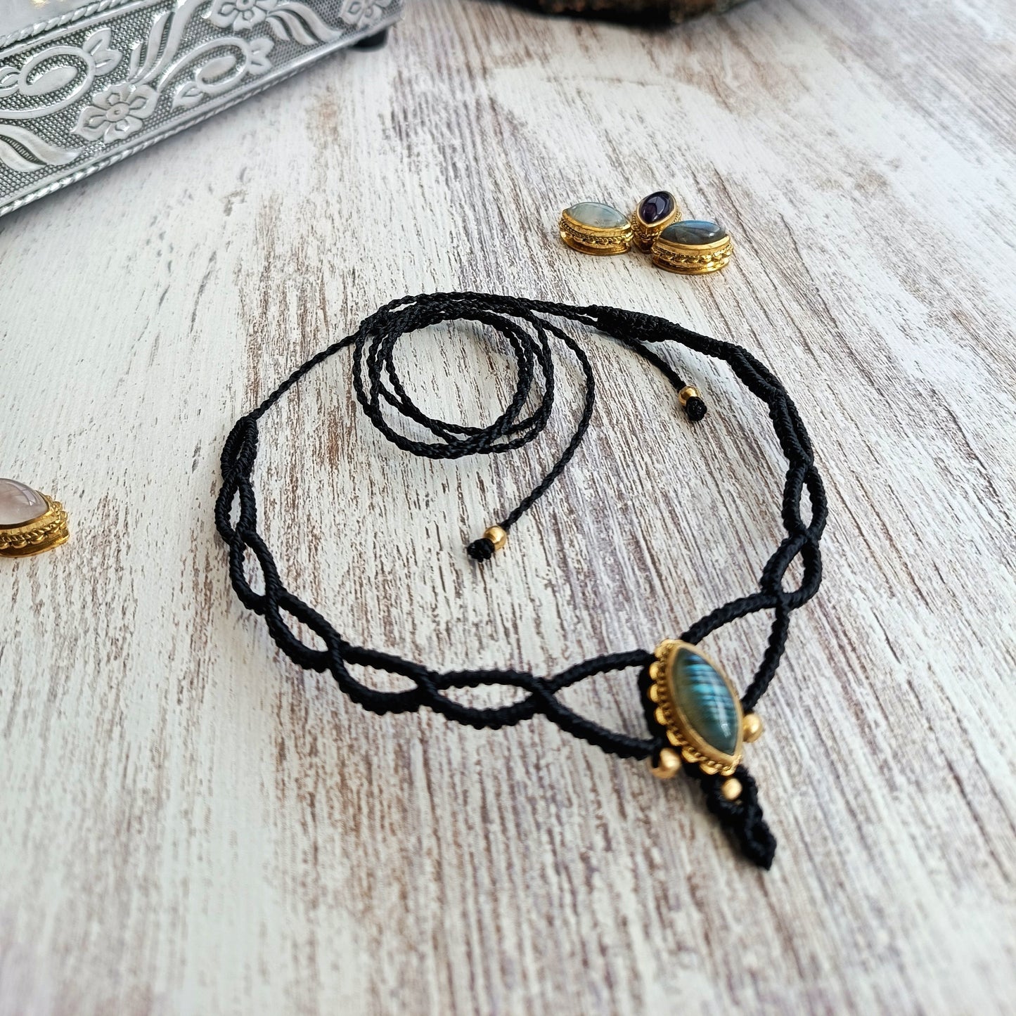 Gargantilla de macramé mini con piedra.