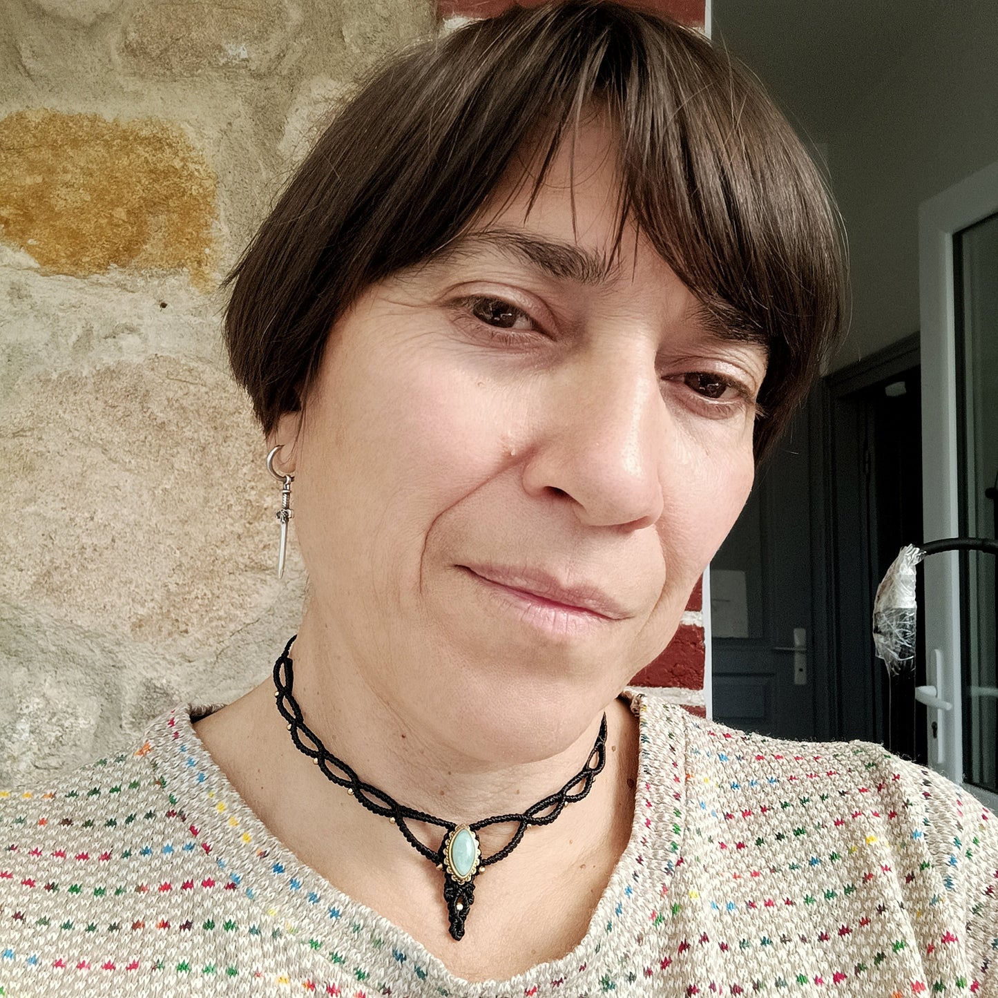 Gargantilla de macramé mini con piedra.