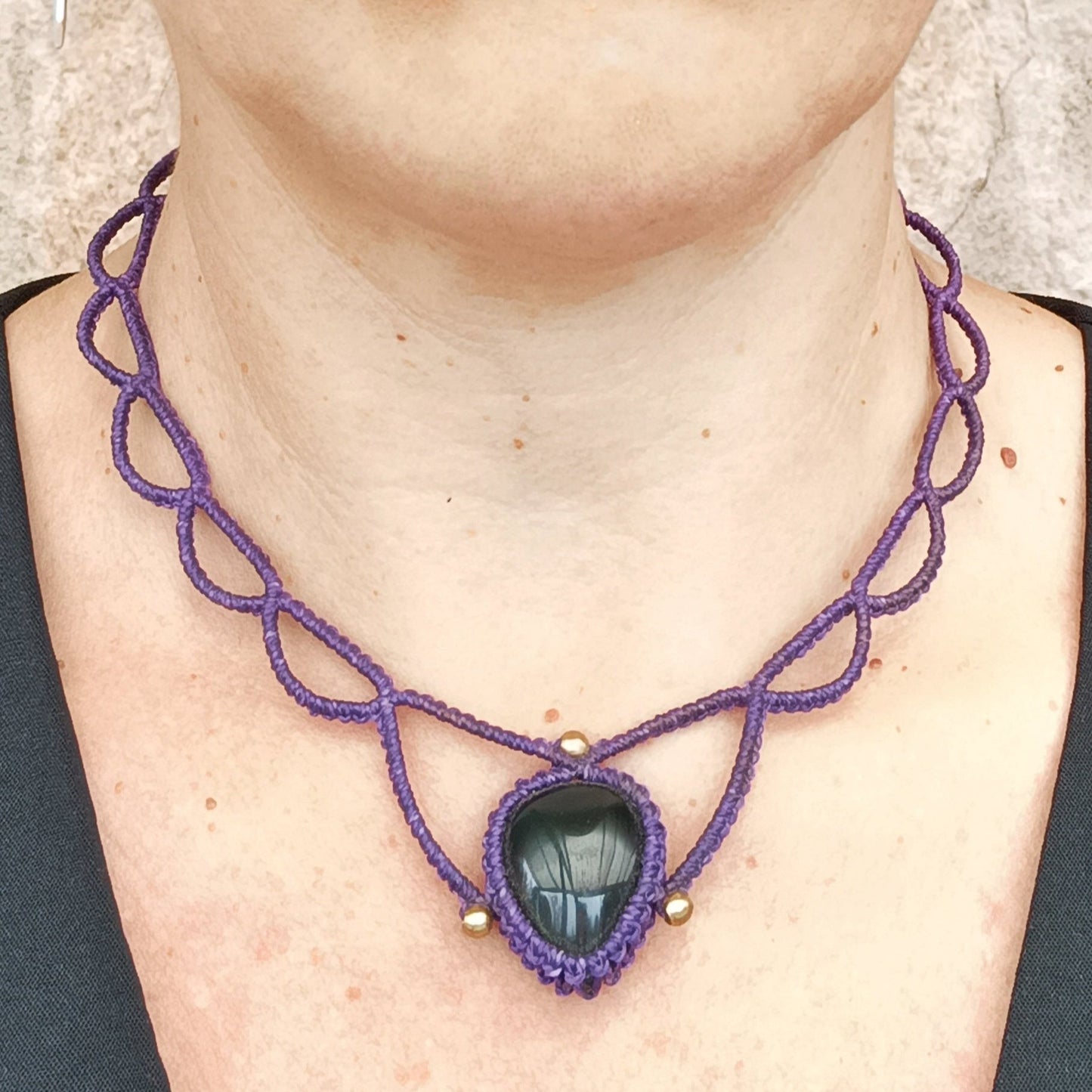 Gargantilla púrpura de macramé estilo élfico con obsidiana