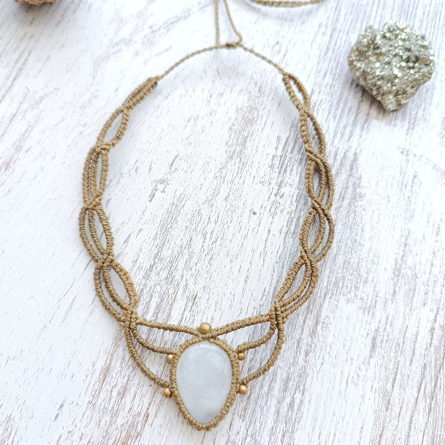 Gargantilla de macramé con piedra luna