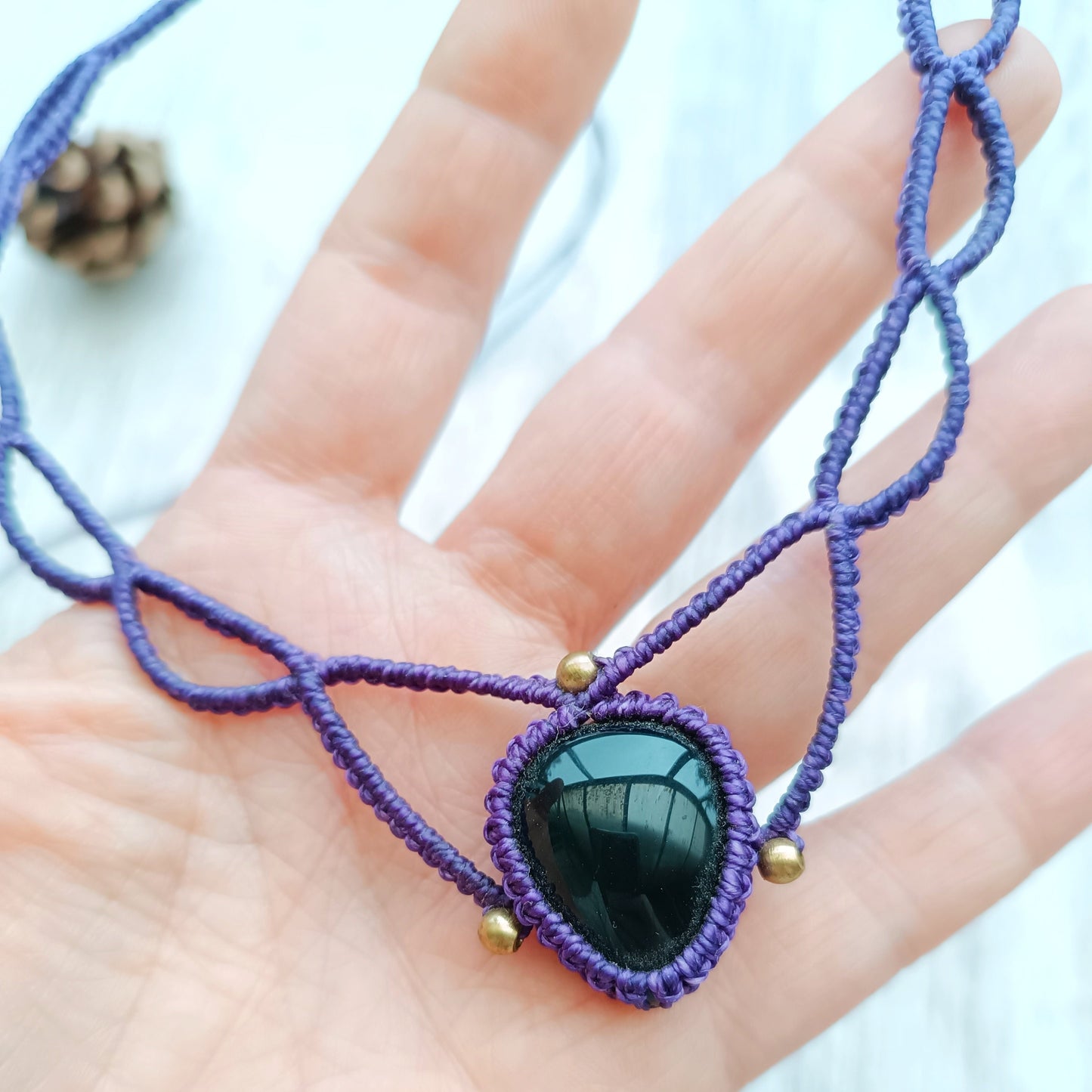Gargantilla púrpura de macramé estilo élfico con obsidiana