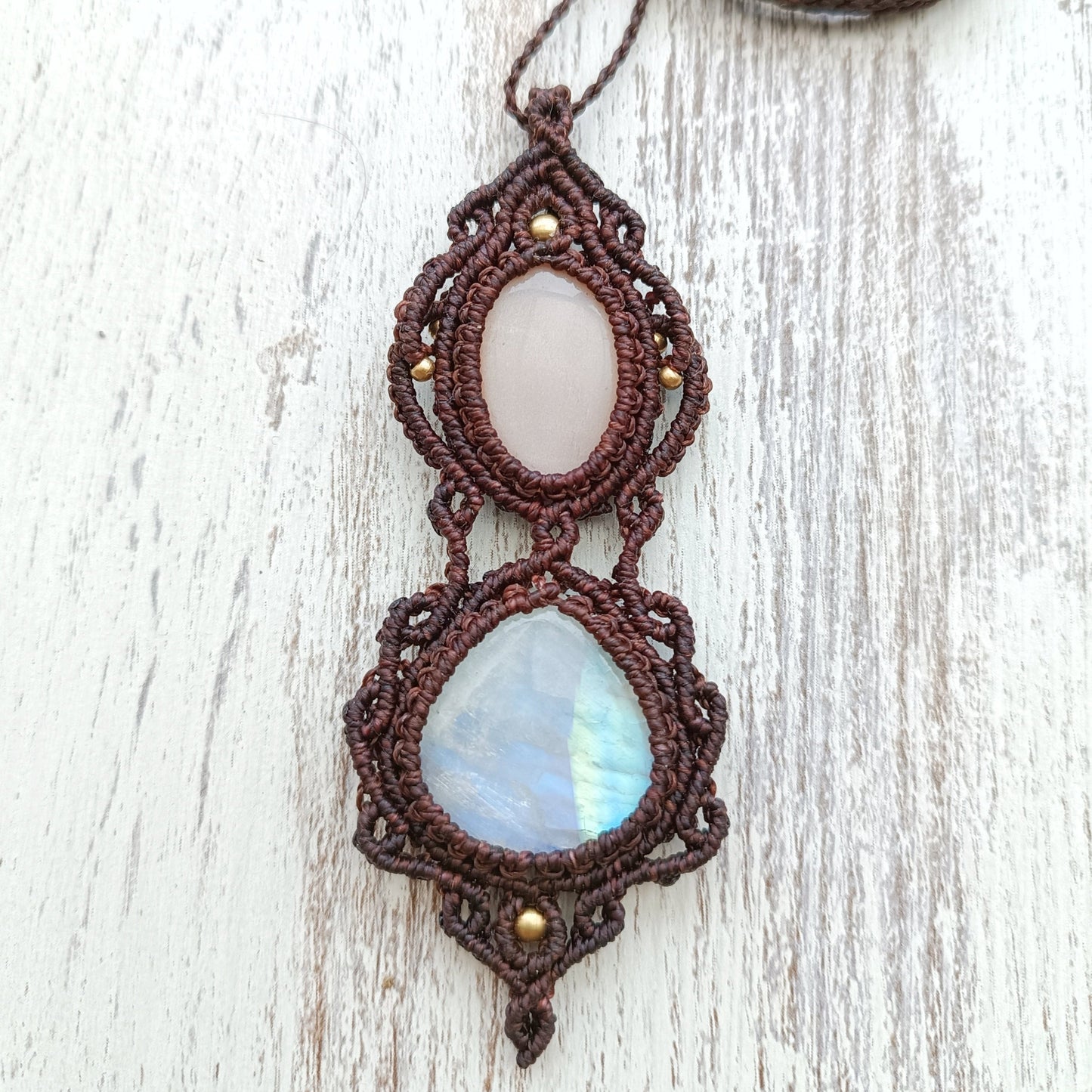 Colgante con piedra luna arco iris y piedra luna naranja