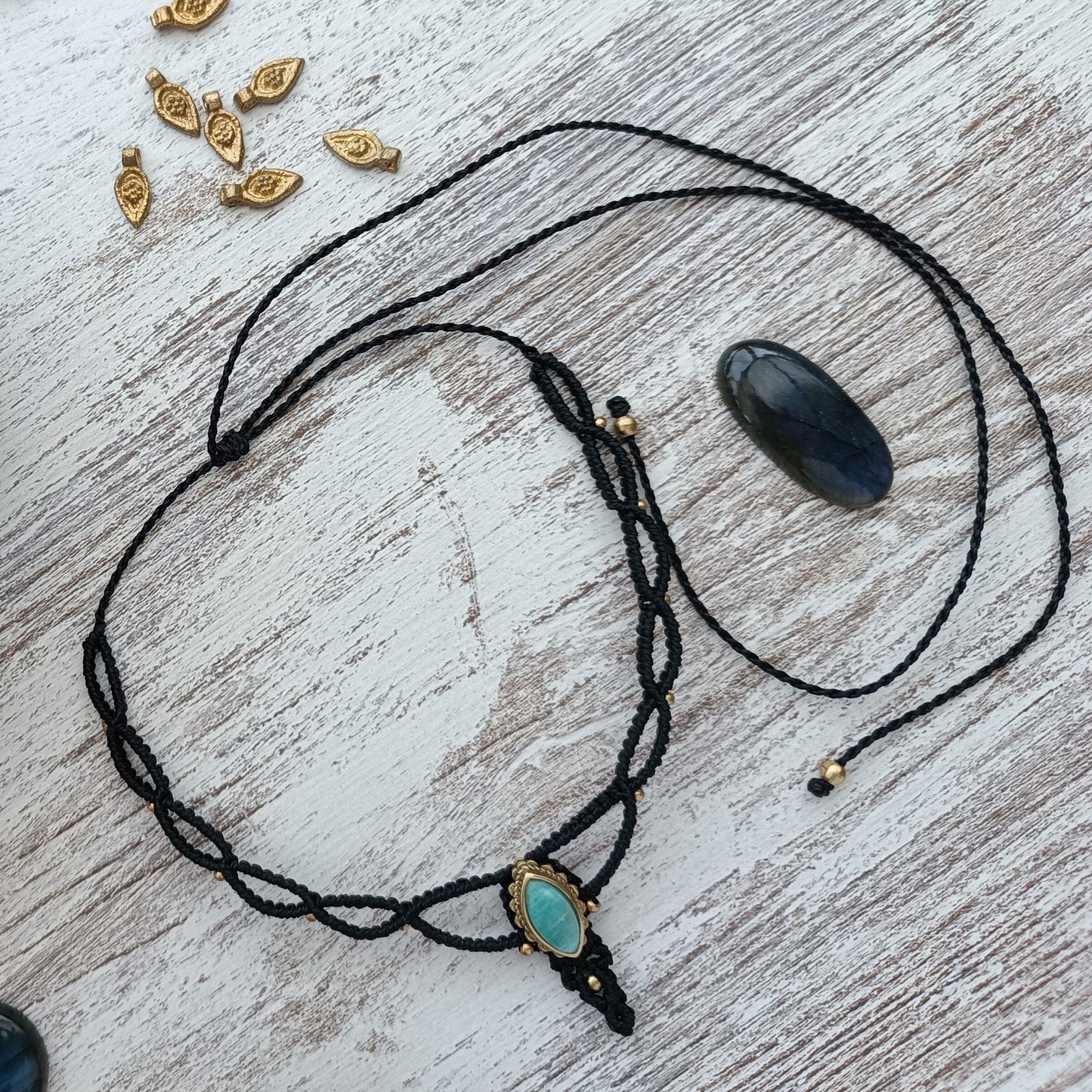 Gargantilla de macramé mini con piedra.