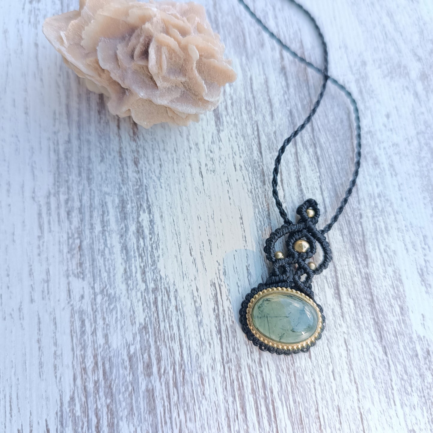 Colgante de macramé con piedra