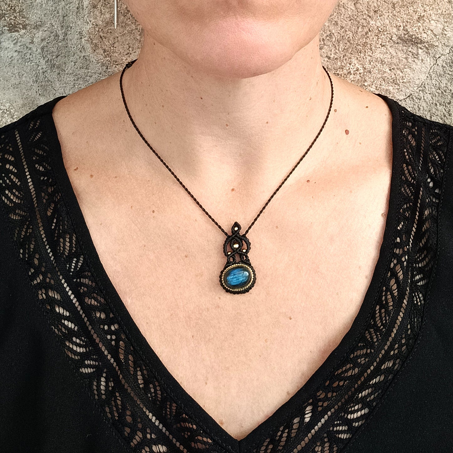 Colgante de macramé con piedra