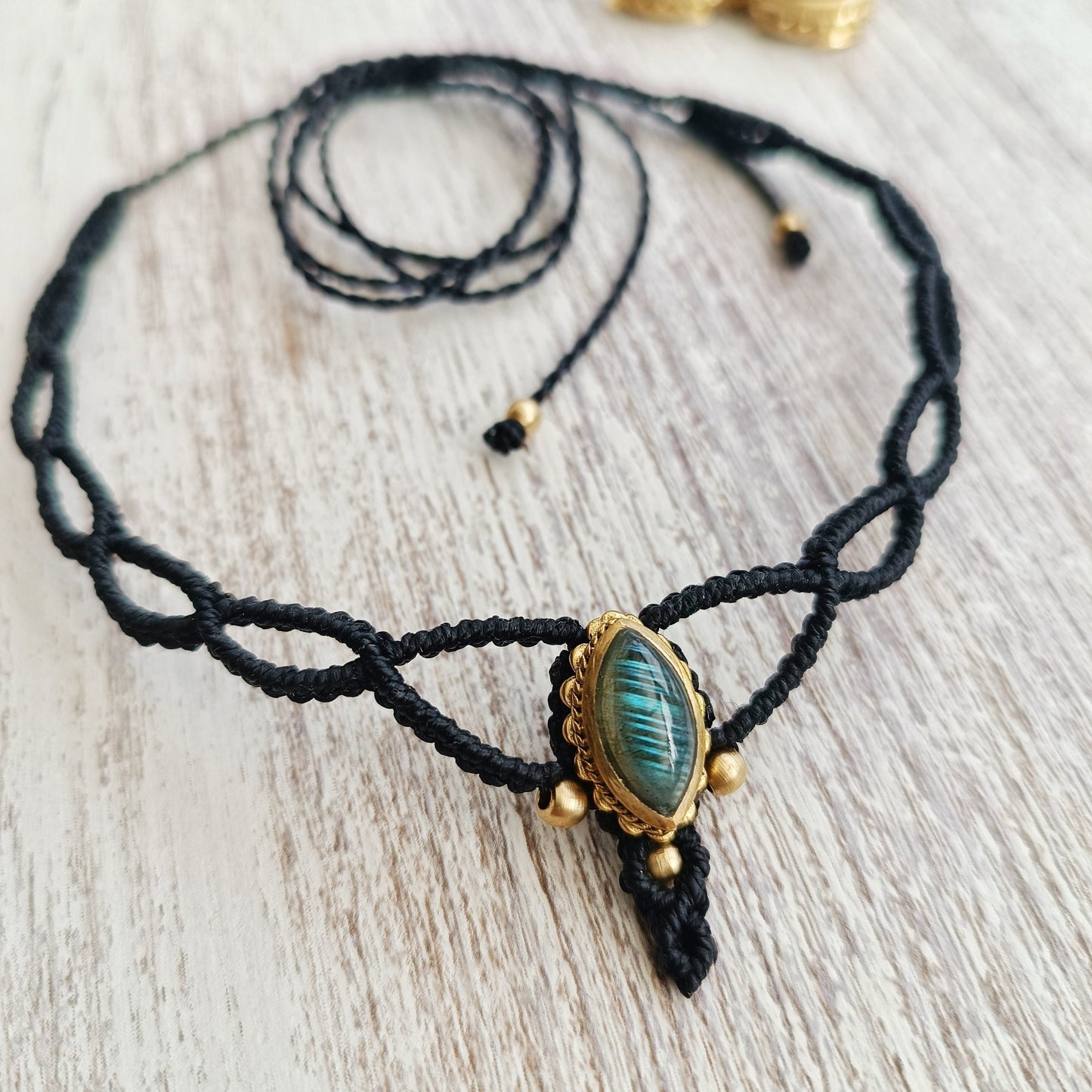 Mini macrame choker with stone.