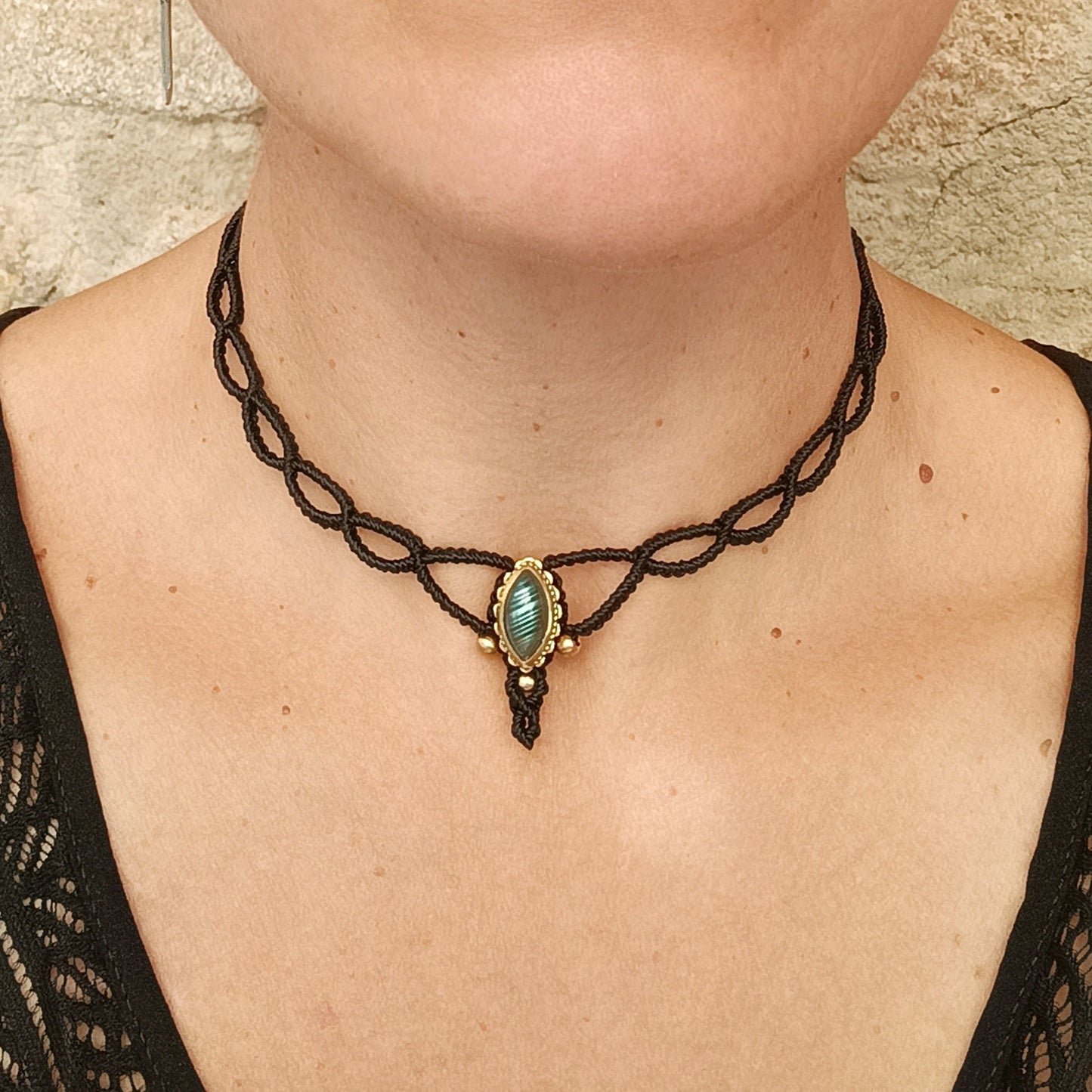 Mini macrame choker with stone.