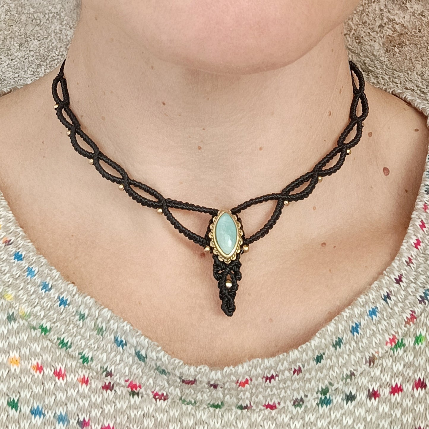 Mini macrame choker with stone.