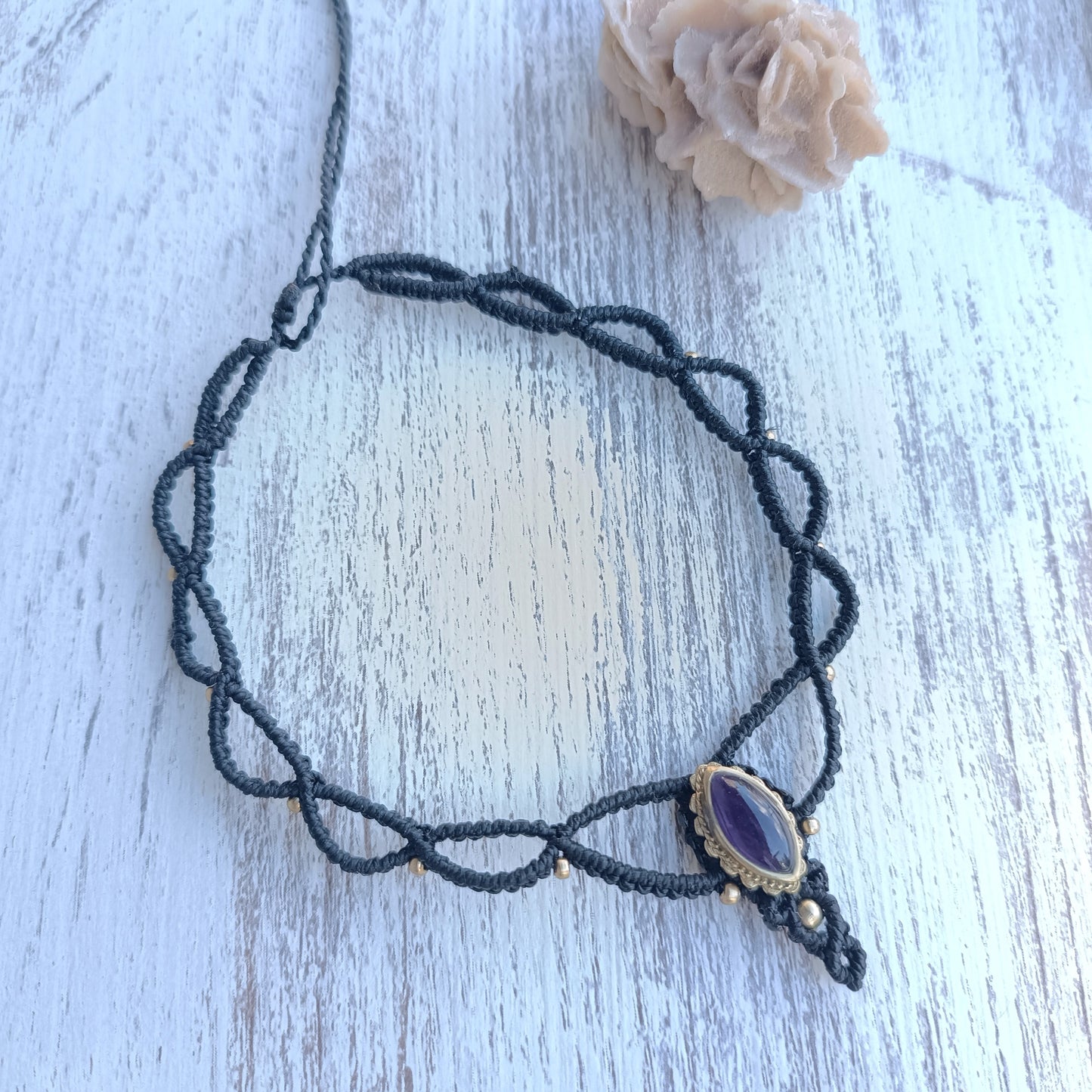 Mini macrame choker with stone.