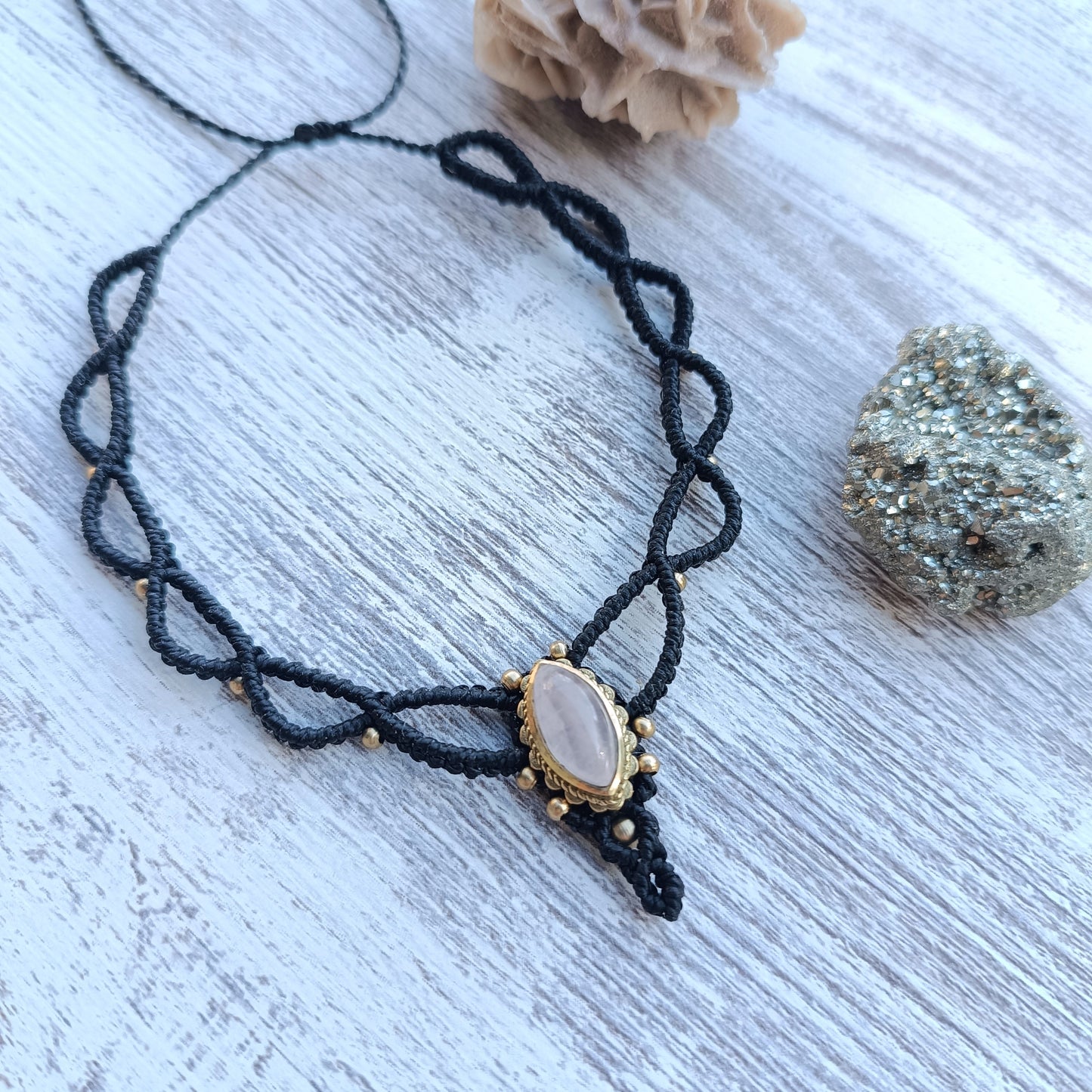 Mini macrame choker with stone.