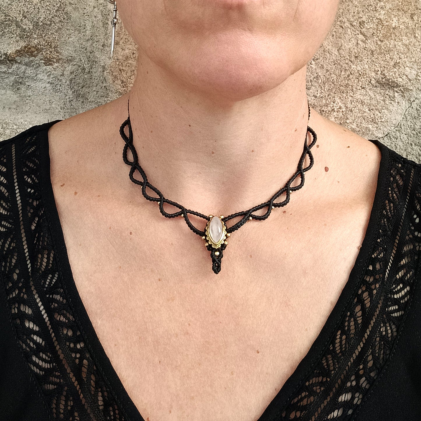 Mini macrame choker with stone.