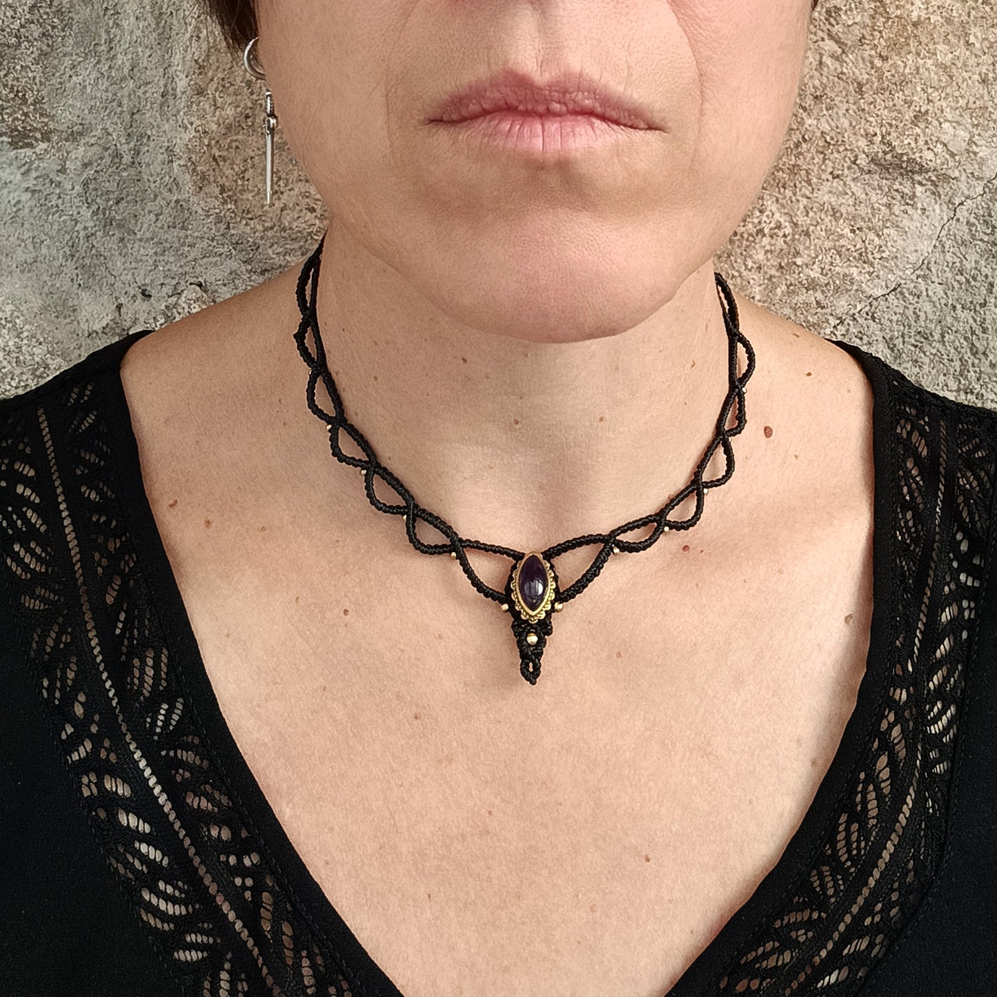 Mini macrame choker with stone.